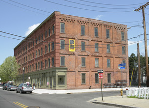 East Main Mews in Bridgeport, CT - Building Photo - Building Photo