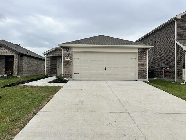 property at 1813 Potomac Ln