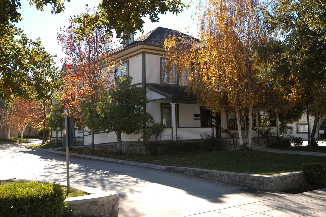 124 E Olive Ave in Redlands, CA - Building Photo