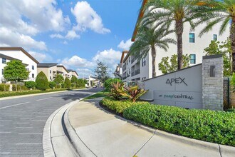 7865 NW 104th Ave in Doral, FL - Foto de edificio - Building Photo