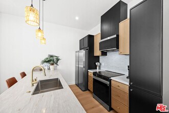 2324 S Dunsmuir Ave in Los Angeles, CA - Building Photo - Building Photo