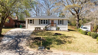 2215 Gordon Cir SE in Smyrna, GA - Building Photo