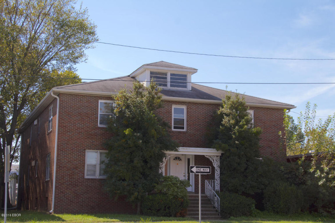 213 W Walnut St in Carbondale, IL - Building Photo