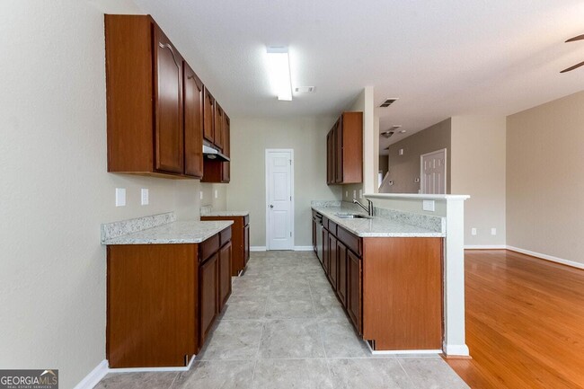 320 Brookview Dr in Riverdale, GA - Building Photo - Building Photo