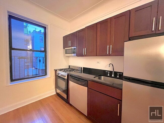 201-205-205 W 11th St