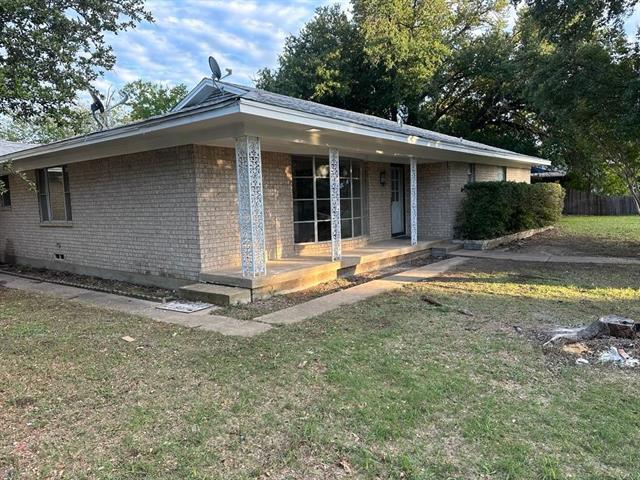 110 N 8th St in Sanger, TX - Building Photo