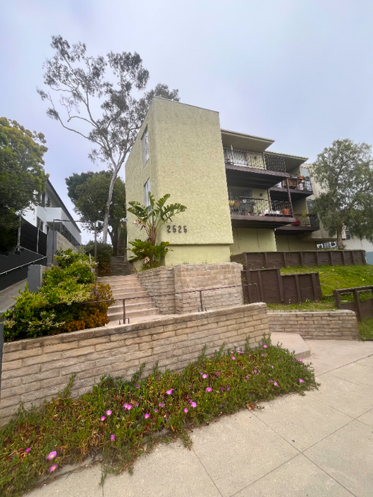 2525 Beverley Ave in Santa Monica, CA - Building Photo