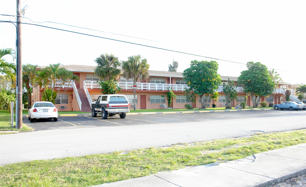 6011 SW 41st St in Davie, FL - Building Photo