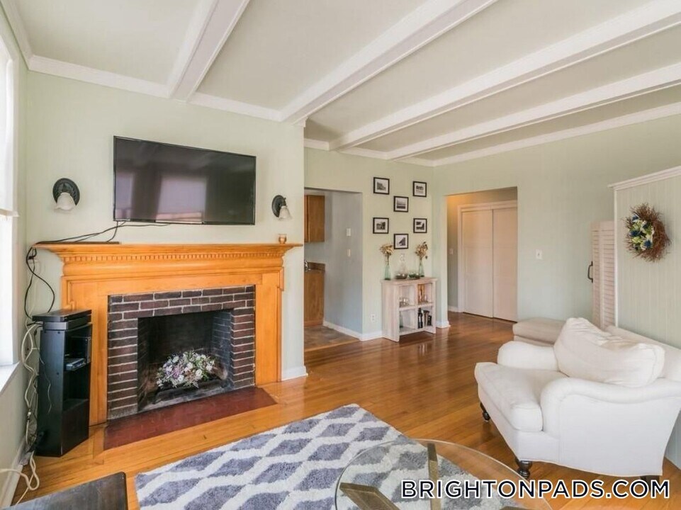1480 Commonwealth Ave in Boston, MA - Building Photo
