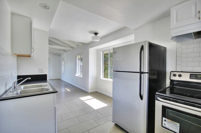 6696 Del Playa Dr in Isla Vista, CA - Building Photo - Building Photo