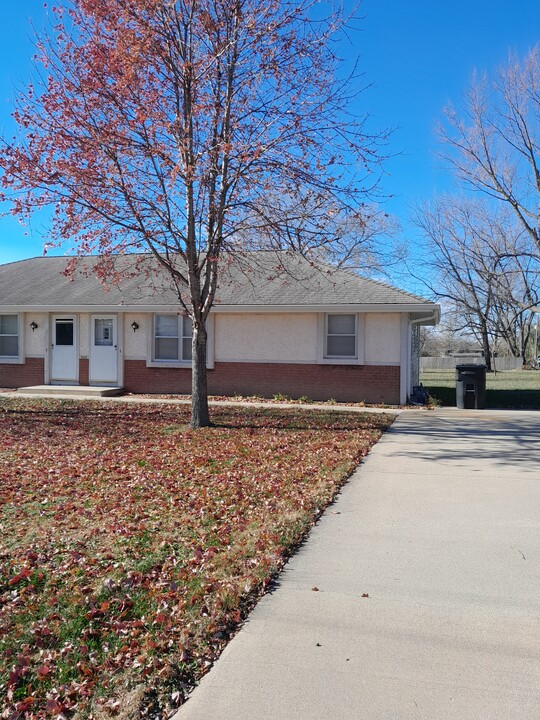 904 SW Mitchell St, Unit 904B SW Mitchell Street in Oak Grove, MO - Foto de edificio