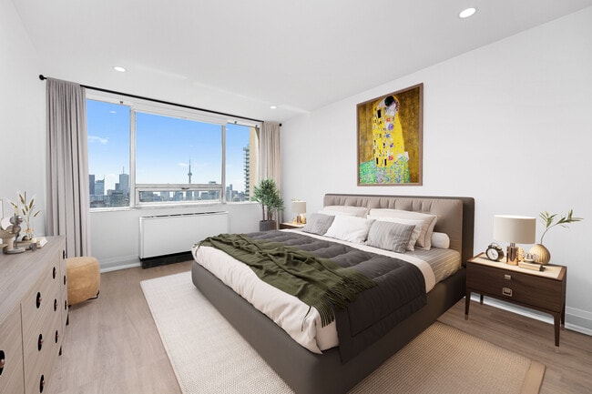 44 Charles West in Manulife Centre in Toronto, ON - Building Photo - Building Photo