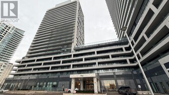 8960 Jane St in Vaughan, ON - Building Photo