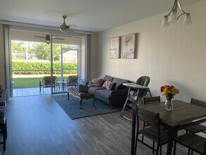 328 Bradstrom Cir, Unit 101 in Naples, FL - Foto de edificio - Building Photo