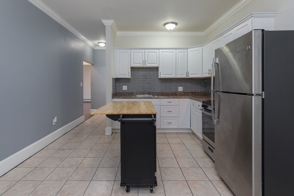 166 Boylston St, Unit 2 in Boston, MA - Building Photo