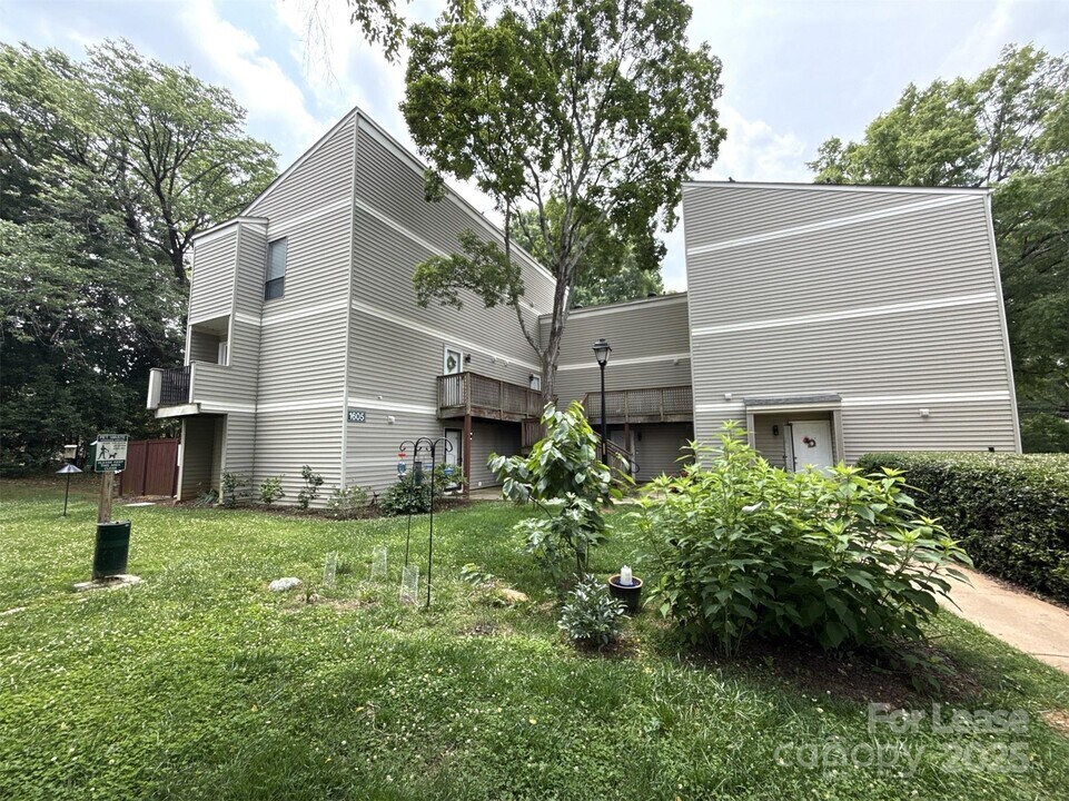 1605 Merry Oaks Rd in Charlotte, NC - Building Photo
