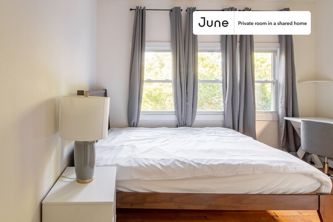 Room in Shared 5 bed/1 bath home in Boston, MA - Building Photo