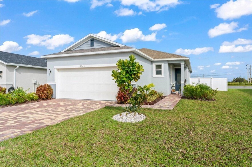 9368 Sandy Bluffs Circle in Parrish, FL - Foto de edificio