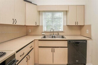 1718 Wiley St in Hollywood, FL - Building Photo - Building Photo