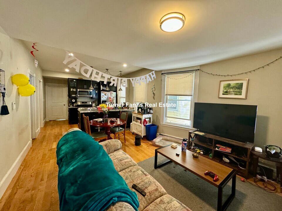 127 Princeton St, Unit 1 in Boston, MA - Foto de edificio