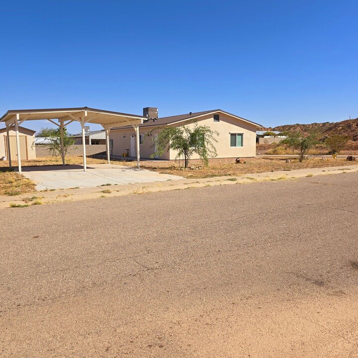 702 W Coachline Ln in Benson, AZ - Foto de edificio