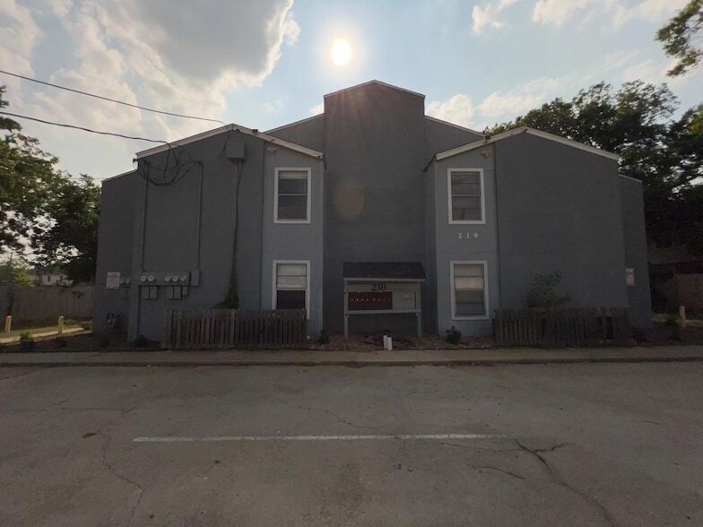 219 Fry St, Unit 3 in Denton, TX - Foto de edificio