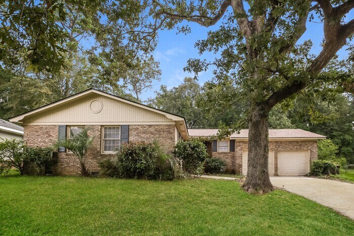 8060 Nantuckett Ave in North Charleston, SC - Building Photo