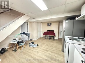 11 Ellington Dr in Toronto, ON - Building Photo - Building Photo