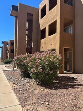 1810 E Blacklidge Dr in Tucson, AZ - Foto de edificio - Building Photo