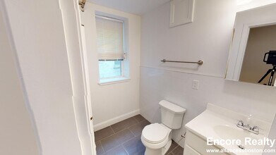 117 Sutherland Rd, Unit 3 in Boston, MA - Foto de edificio - Building Photo