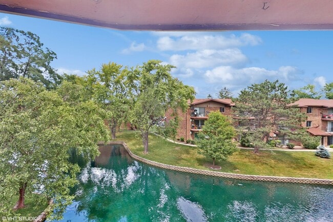 2432 Waterbury Dr in Woodridge, IL - Building Photo - Building Photo