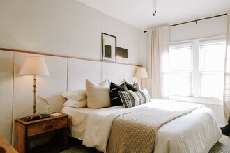 5248 W Olympic Blvd, Unit 5250 in Los Angeles, CA - Building Photo - Building Photo