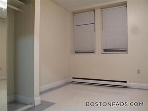 38 Hemenway St, Unit 52 in Boston, MA - Foto de edificio - Building Photo