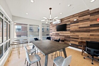 2211 Maple Ave, Unit 203 in Evanston, IL - Building Photo - Building Photo
