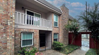 5528 Beverly Hill St in Houston, TX - Building Photo