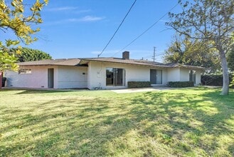 13981 Brenan Way in Santa Ana, CA - Foto de edificio - Building Photo