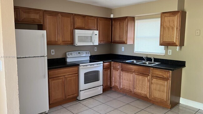 2519 Wilson St in Hollywood, FL - Building Photo - Building Photo