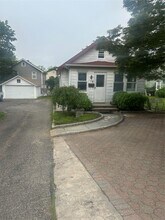 44 Perry Ave in Bayville, NY - Building Photo - Building Photo