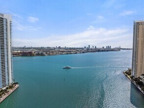 300 S Biscayne Blvd in Miami, FL - Building Photo - Building Photo