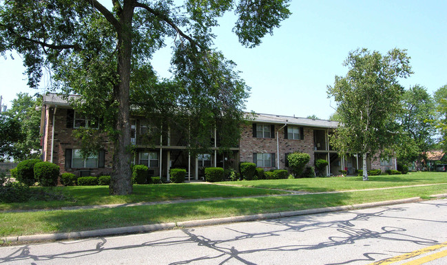 Tenneyson Lawn in Sheffield Lake, OH - Foto de edificio - Building Photo