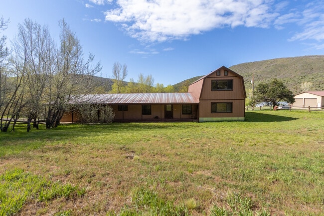 10278 County Rd 8 in Meeker, CO - Foto de edificio - Building Photo
