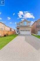 985 Black Cherry Dr in Oshawa, ON - Building Photo