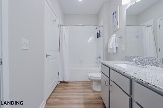 2331 Commerce Park Dr NE, Unit 2210 in Palm Bay, FL - Foto de edificio - Building Photo