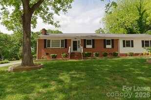 416 W Pine St in Lincolnton, NC - Building Photo