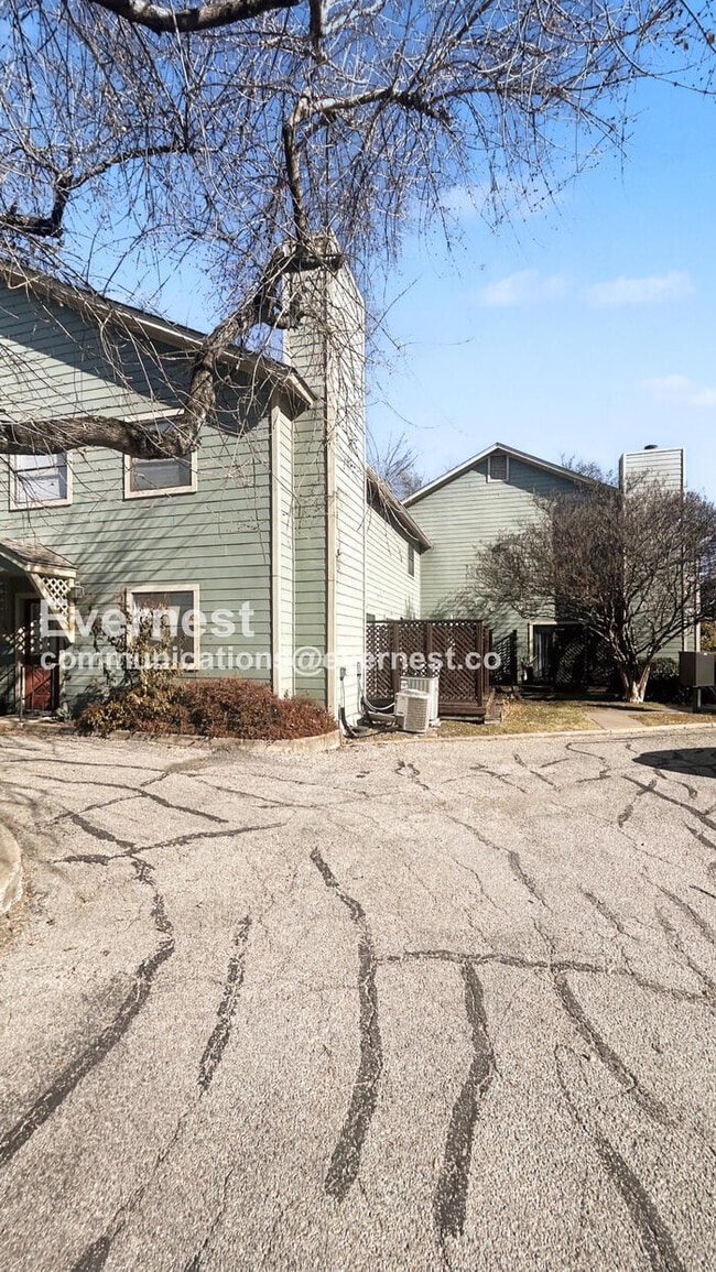 property at 900 Taulbee Ln