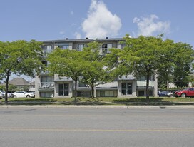 18085-18095 de Pierrefonds Apartments