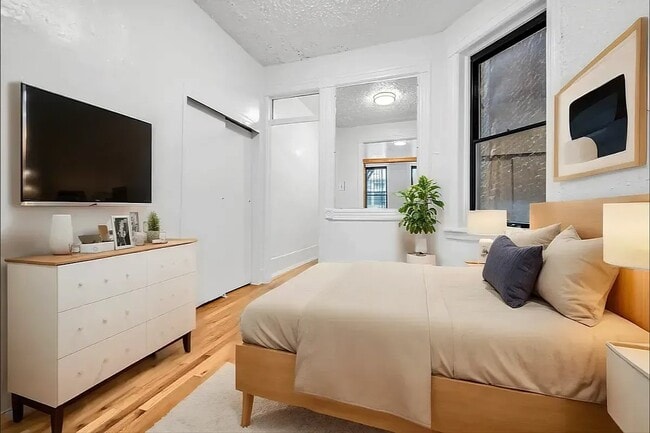 331 W 16th St in New York, NY - Building Photo - Building Photo