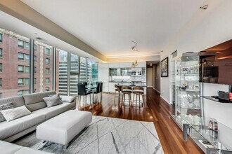 550 N St Clair St in Chicago, IL - Building Photo - Building Photo