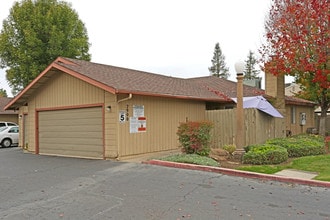 Peachview Apartments in Clovis, CA - Foto de edificio - Building Photo
