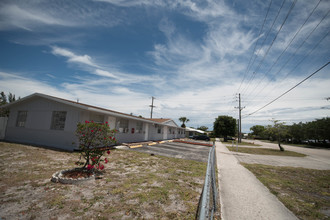 1120 12th Ave S in Lake Worth, FL - Building Photo - Building Photo